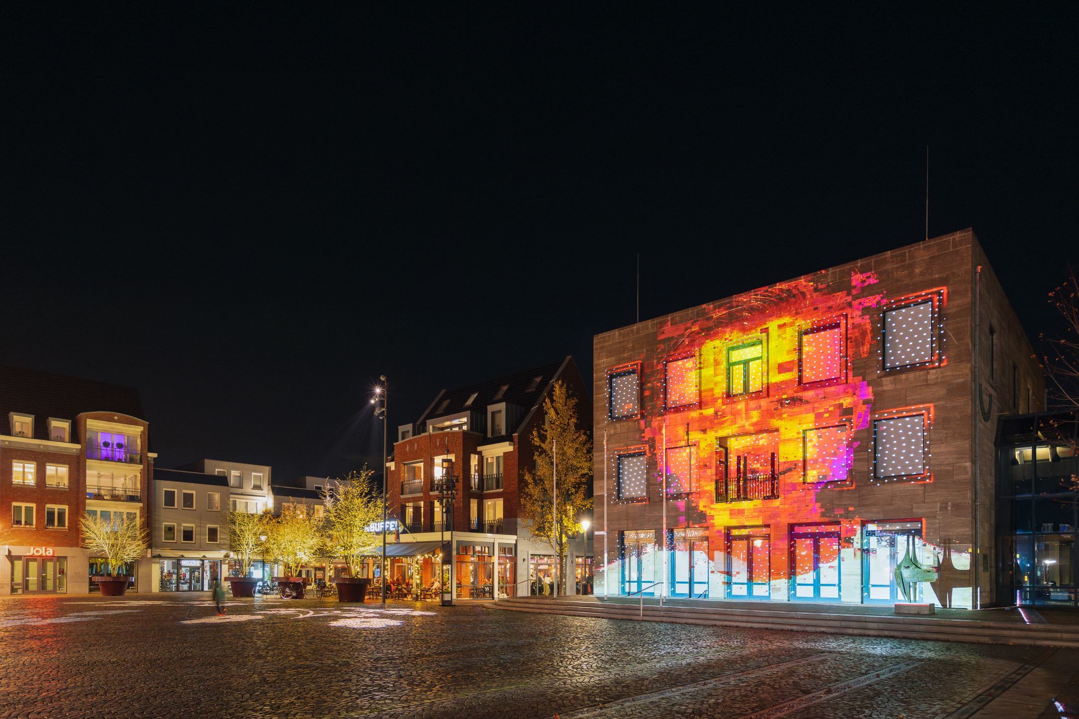 Lichtkunstwerk op het oude raadhuis in 2023.